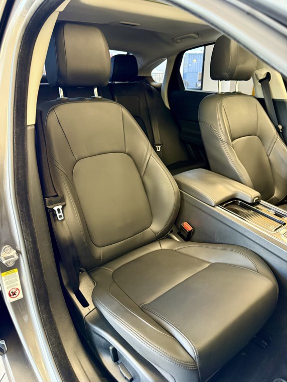 Photo 15 of this JAGUAR XF