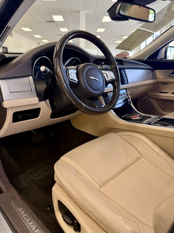 Photo 13 of this JAGUAR XF