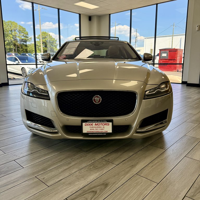 Photo 2 of this JAGUAR XF