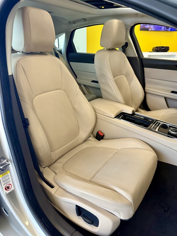 Photo 16 of this JAGUAR XF