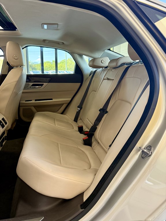 Photo 17 of this JAGUAR XF