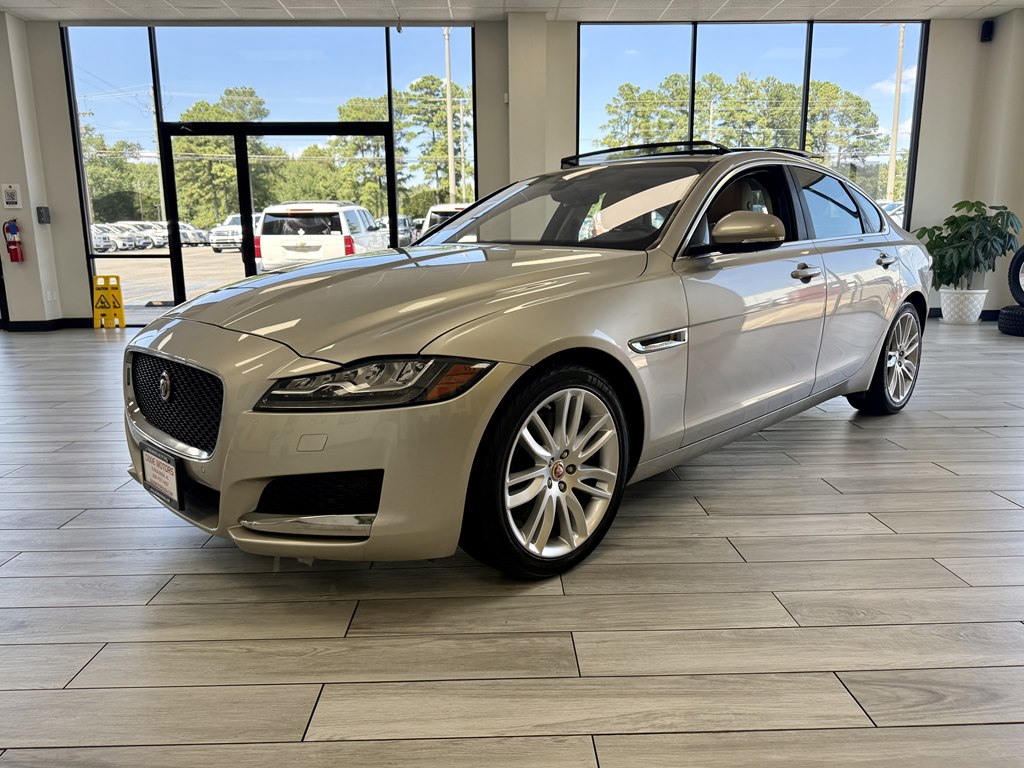 Photo 3 of this JAGUAR XF
