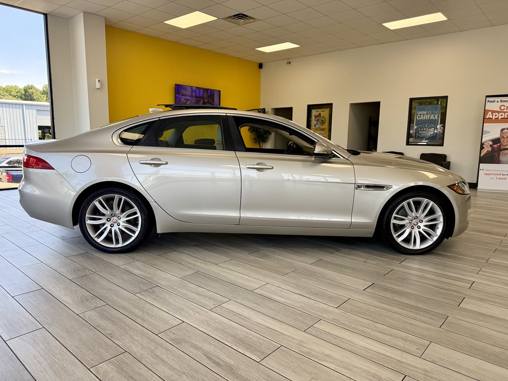 Photo 5 of this JAGUAR XF