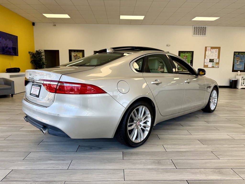 Photo 6 of this JAGUAR XF