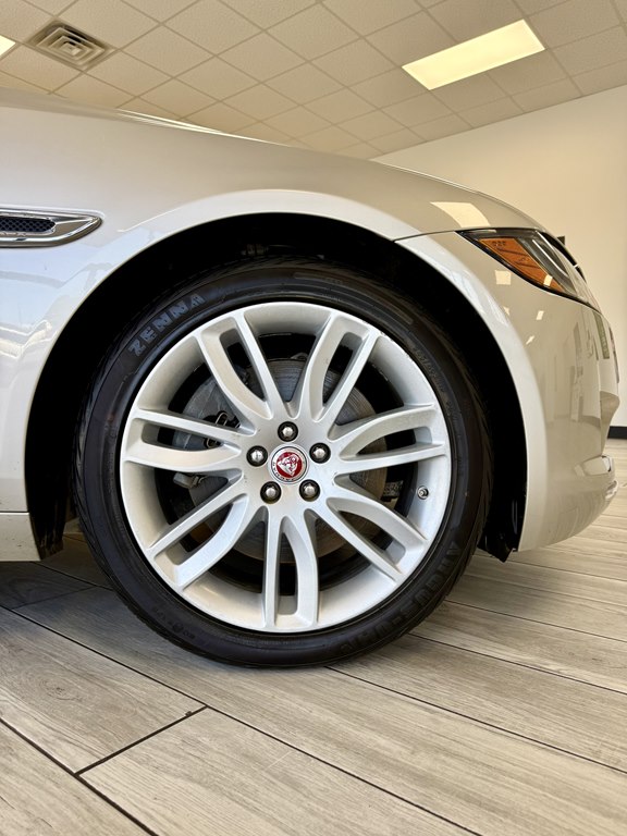 Photo 19 of this JAGUAR XF