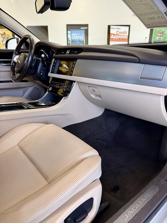 Photo 12 of this JAGUAR XF