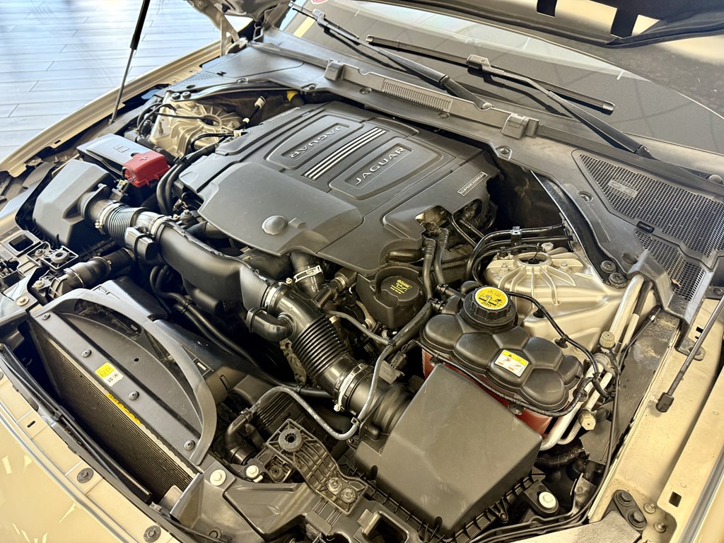 Photo 18 of this JAGUAR XF