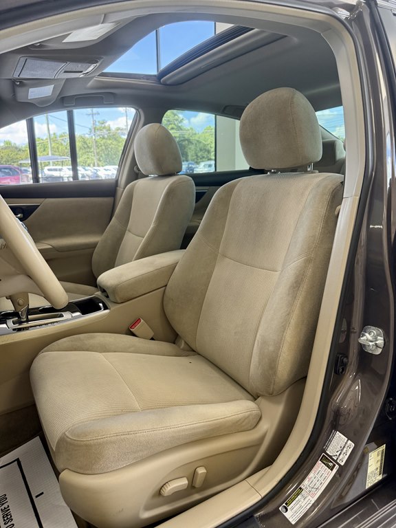 Photo 14 of this NISSAN ALTIMA