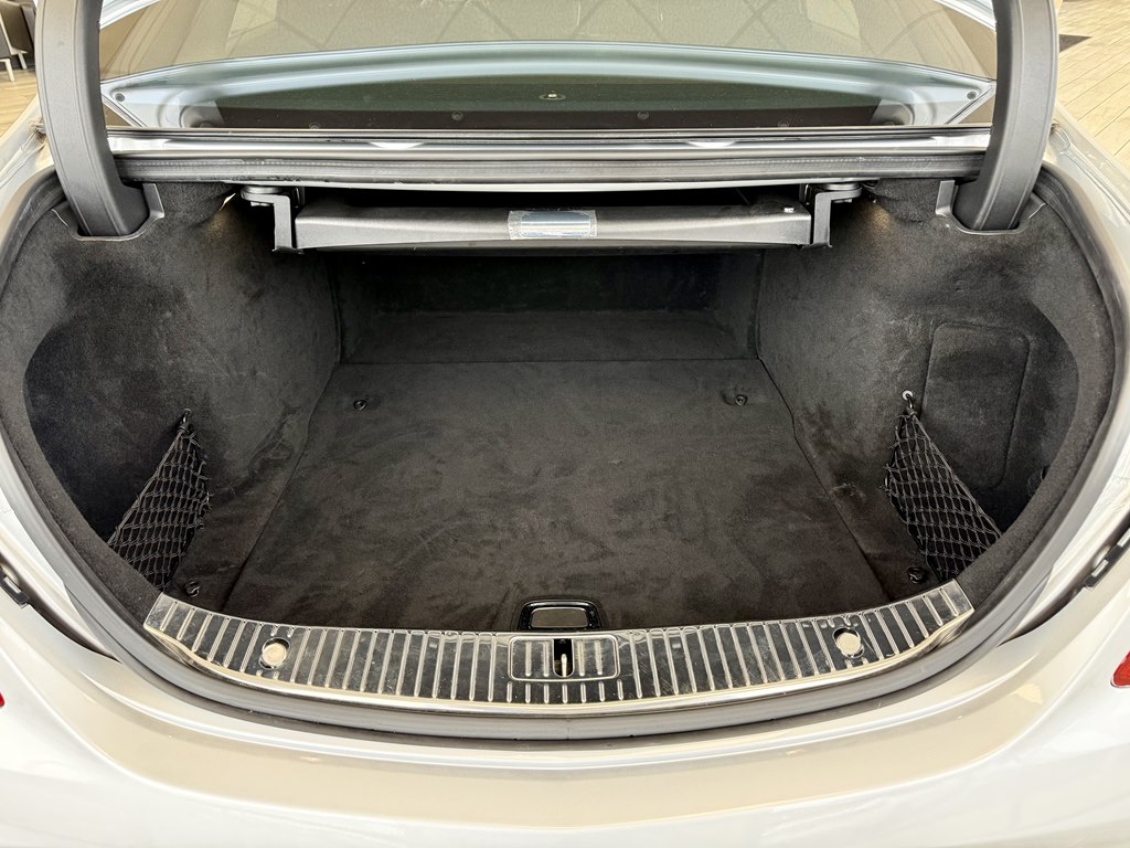 Photo 9 of this MERCEDES-BENZ S-CLASS