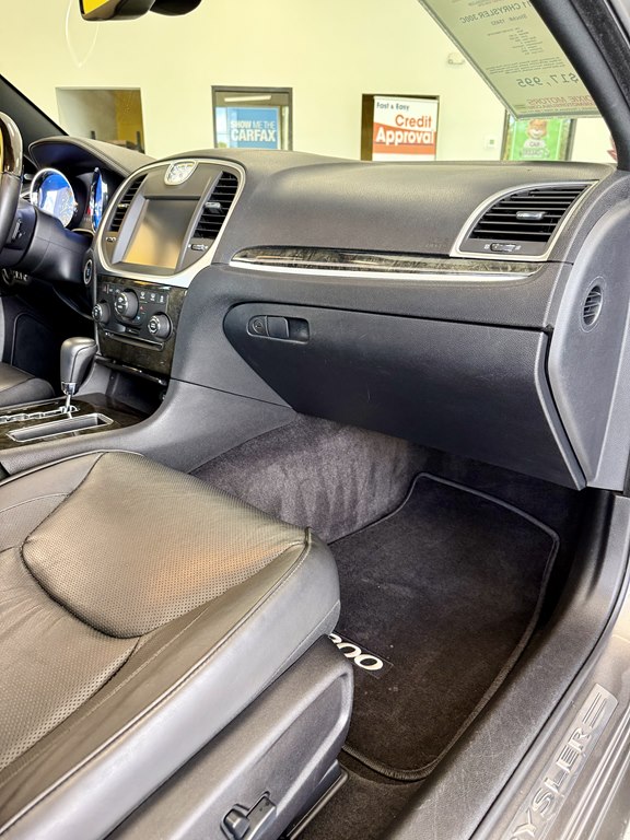 Photo 12 of this CHRYSLER 300C