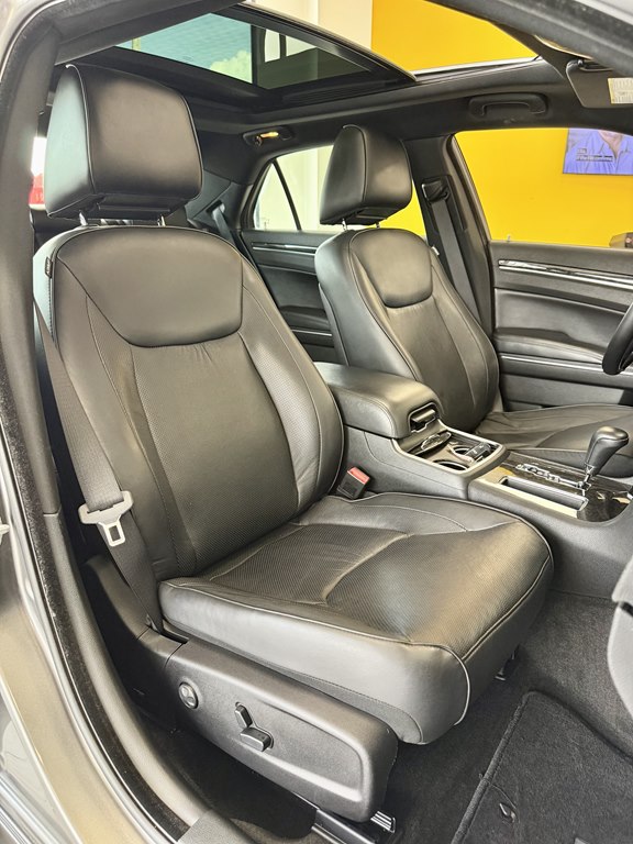 Photo 16 of this CHRYSLER 300C