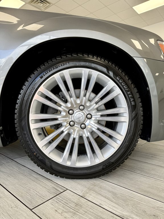 Photo 19 of this CHRYSLER 300C