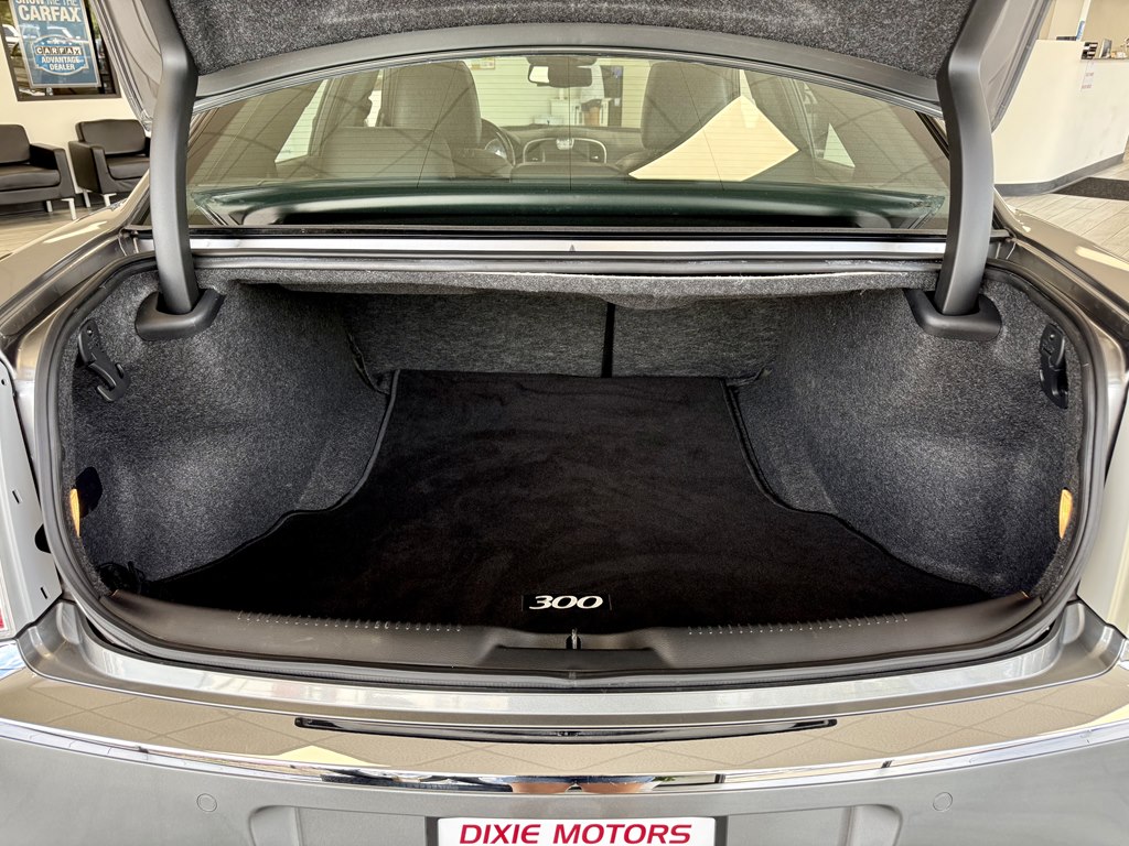 Photo 9 of this CHRYSLER 300C