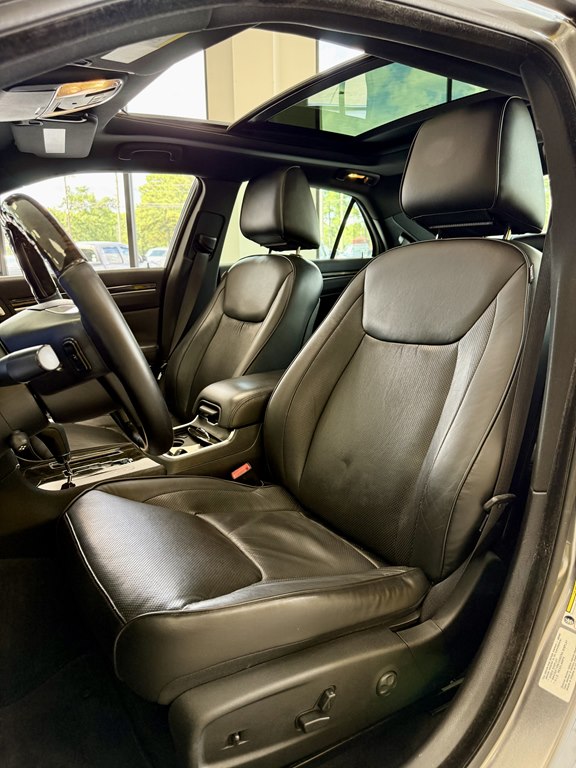 Photo 14 of this CHRYSLER 300C