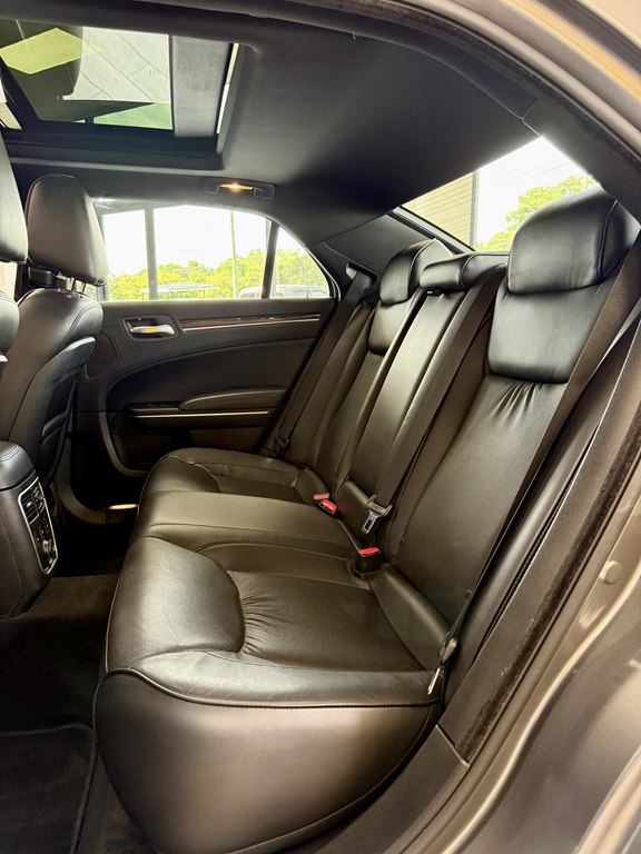 Photo 17 of this CHRYSLER 300C