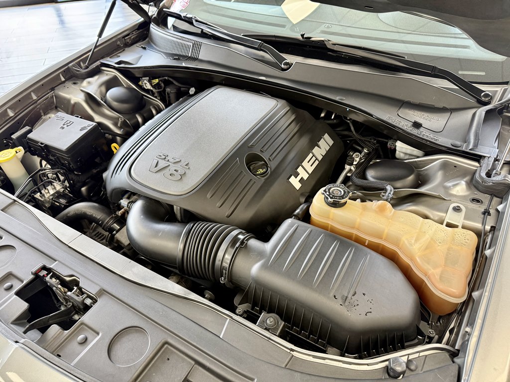 Photo 18 of this CHRYSLER 300C