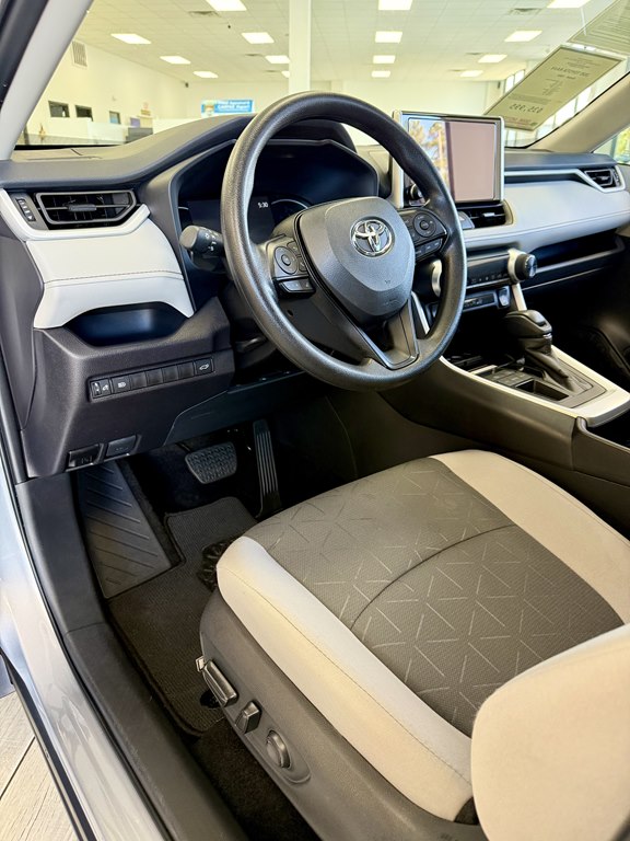 Photo 13 of this TOYOTA RAV4