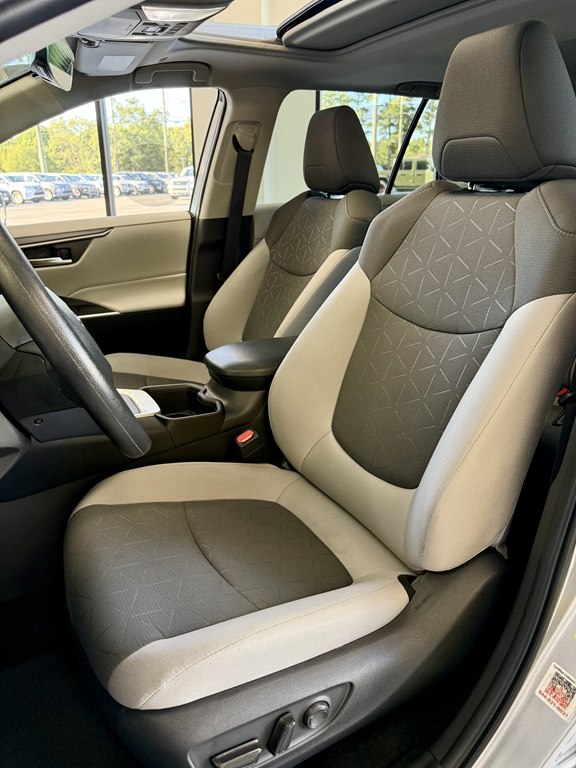 Photo 14 of this TOYOTA RAV4