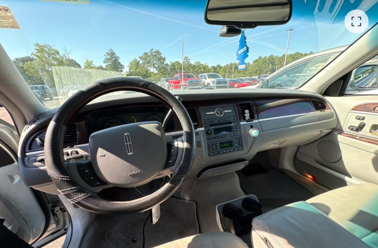 Photo 8 of this LINCOLN TOWN CAR