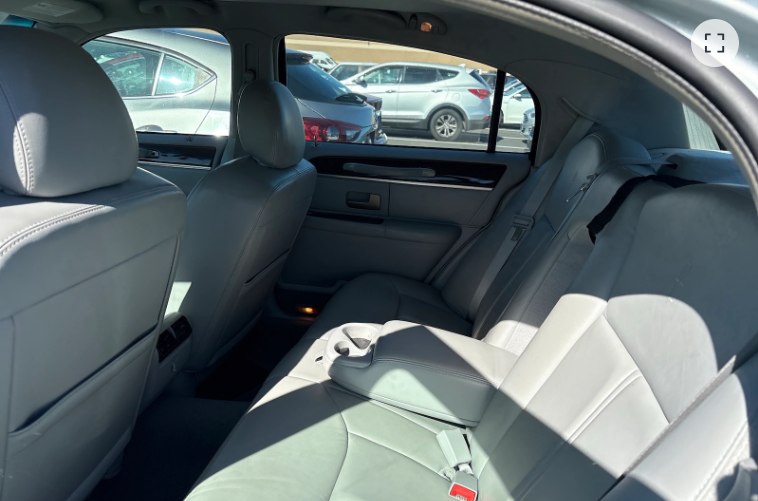 Photo 7 of this LINCOLN TOWN CAR