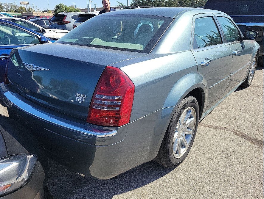 Photo 2 of this CHRYSLER 300C