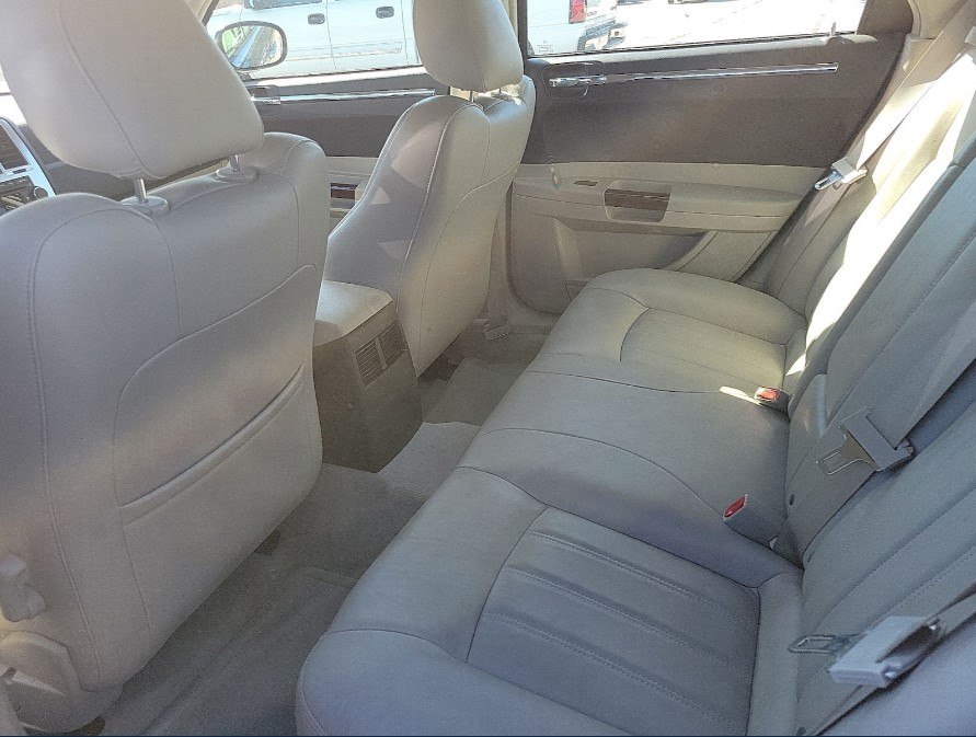 Photo 4 of this CHRYSLER 300C