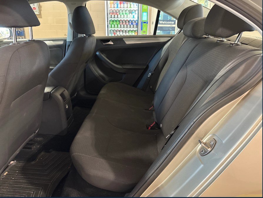 Photo 5 of this VOLKSWAGEN JETTA