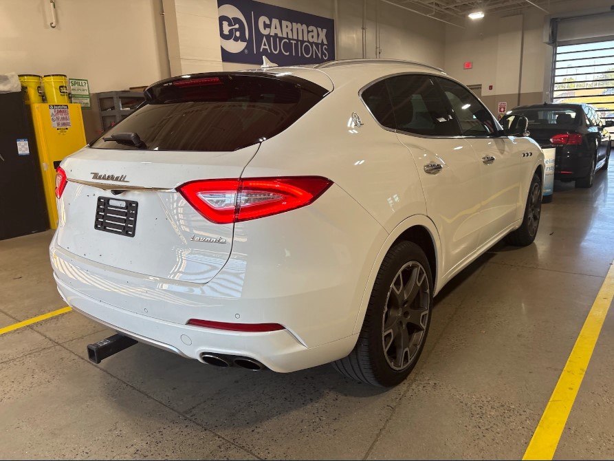 Photo 2 of this MASERATI LEVANTE