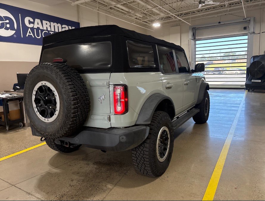 Photo 2 of this FORD BRONCO