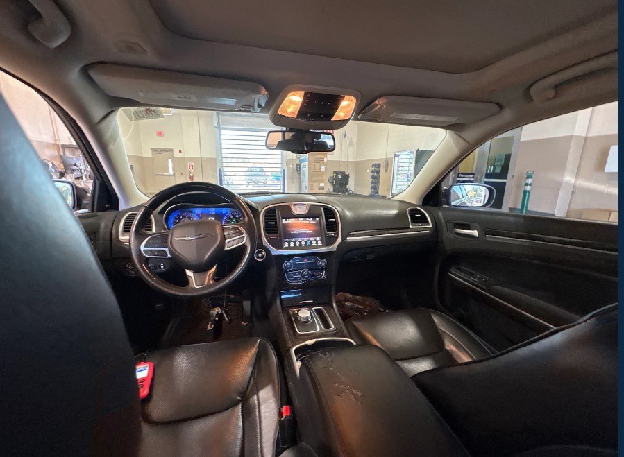 Photo 5 of this CHRYSLER 300