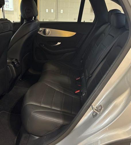 Photo 4 of this MERCEDES-BENZ GLC