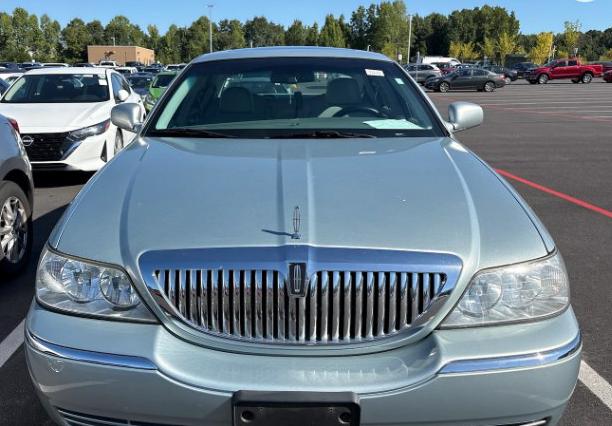 Photo 2 of this LINCOLN TOWN CAR