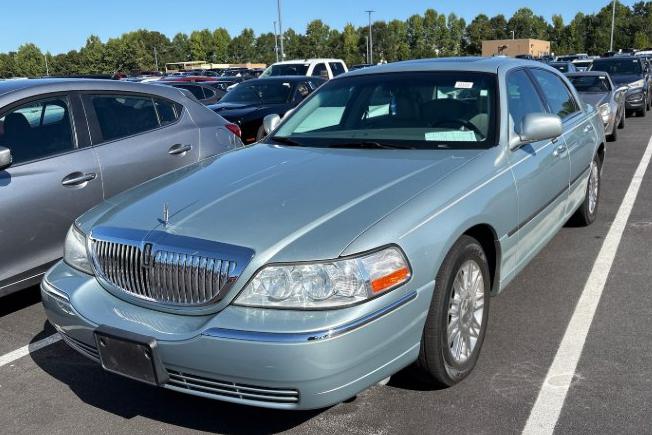 Photo 3 of this LINCOLN TOWN CAR