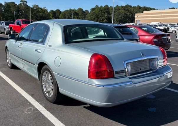 Photo 4 of this LINCOLN TOWN CAR