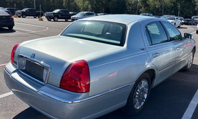 Photo 5 of this LINCOLN TOWN CAR