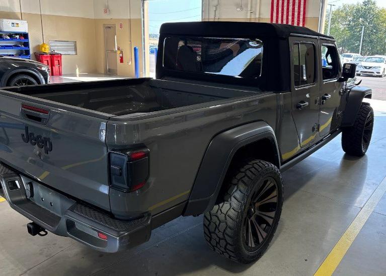 Photo 2 of this JEEP GLADIATOR