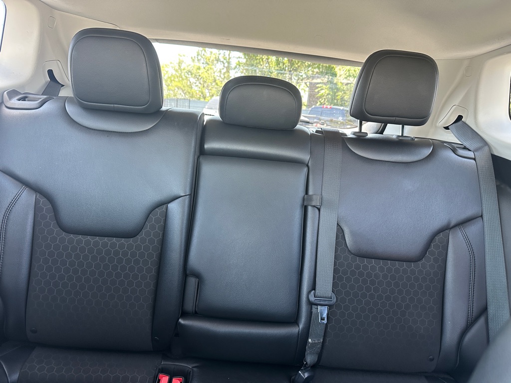 Photo 27 of this JEEP COMPASS