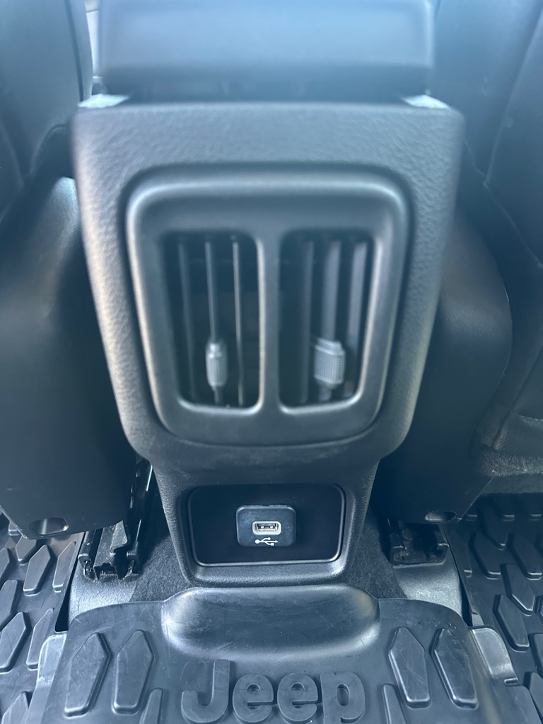 Photo 30 of this JEEP COMPASS