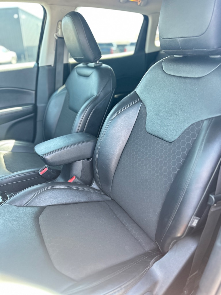Photo 19 of this JEEP COMPASS