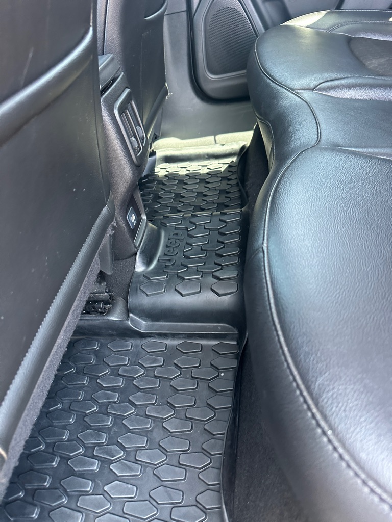 Photo 29 of this JEEP COMPASS