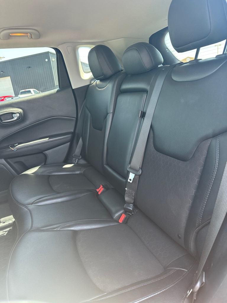 Photo 28 of this JEEP COMPASS