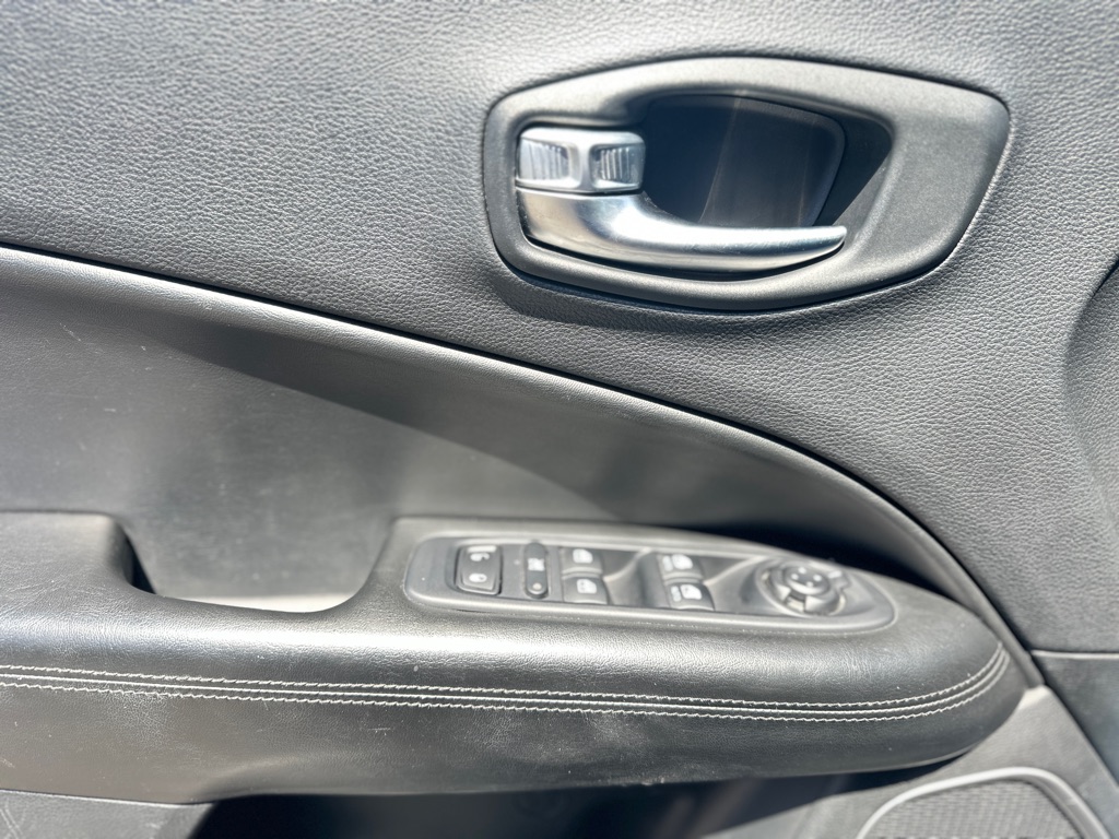 Photo 15 of this JEEP COMPASS