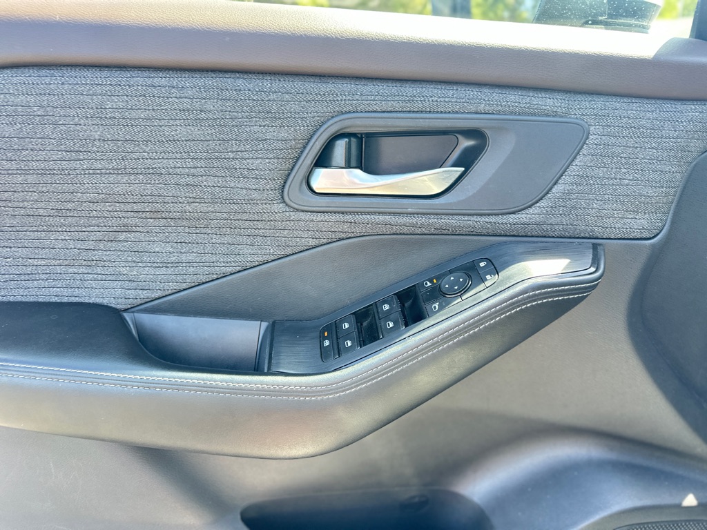 Photo 14 of this NISSAN ROGUE