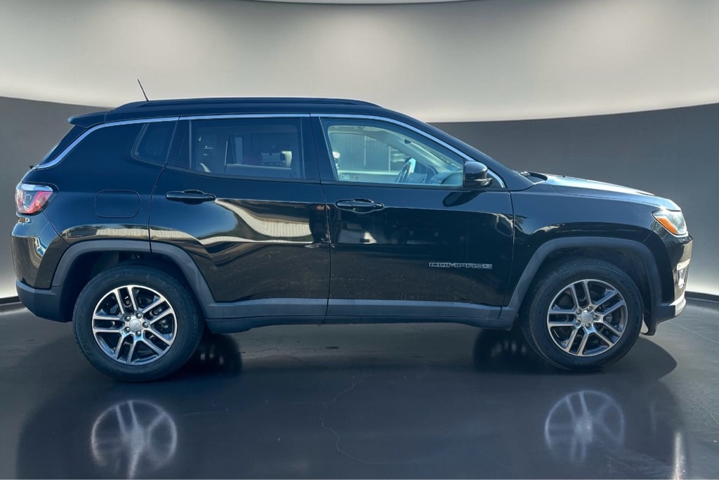 Photo 10 of this JEEP COMPASS
