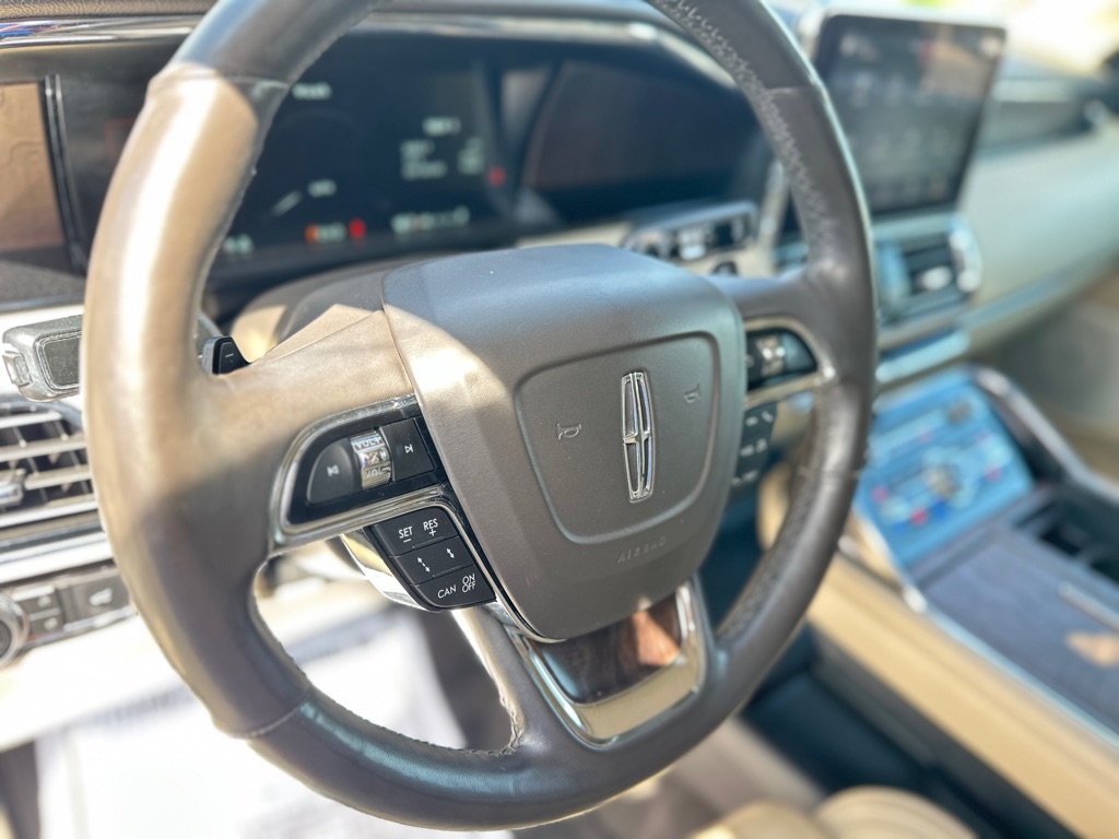 Photo 17 of this LINCOLN NAVIGATOR