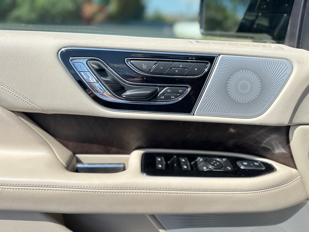 Photo 14 of this LINCOLN NAVIGATOR