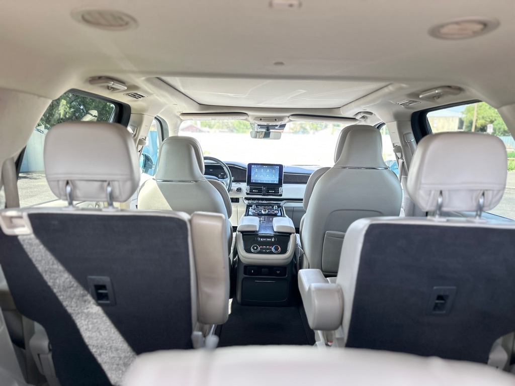Photo 33 of this LINCOLN NAVIGATOR