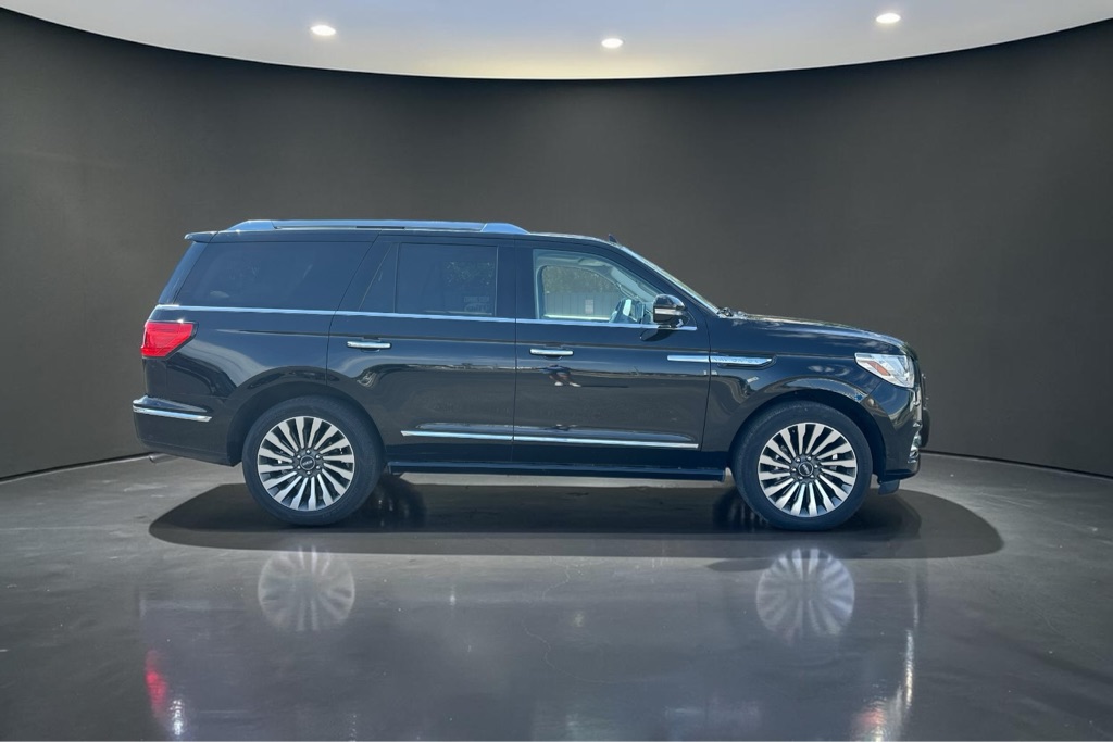 Photo 11 of this LINCOLN NAVIGATOR