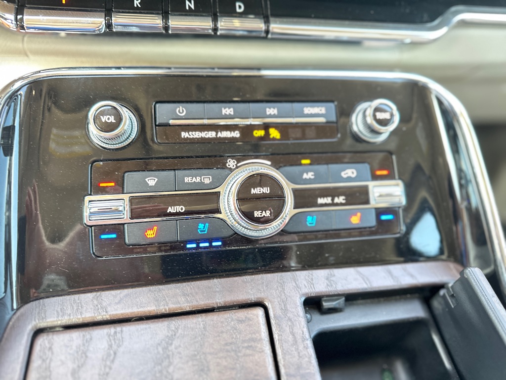 Photo 23 of this LINCOLN NAVIGATOR