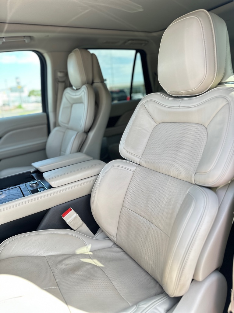 Photo 18 of this LINCOLN NAVIGATOR